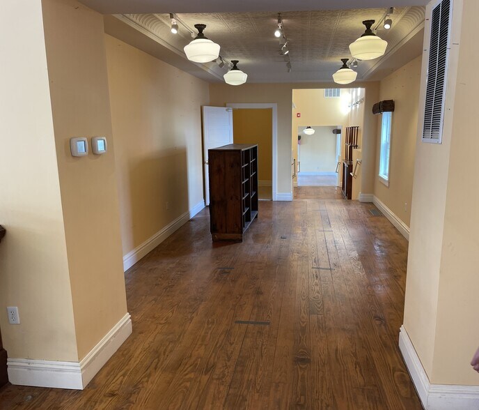 More Photos Of 6014 Main St, Tannersville Storefront Retail Office For Lease