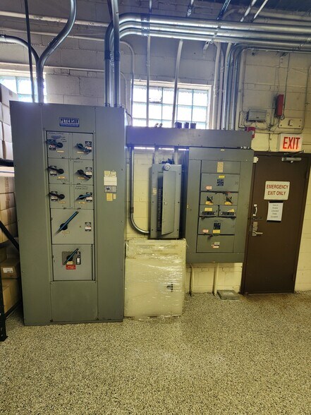 More Photos Of 2708-2714 S 9th Ave, Broadview Manufacturing For Sale