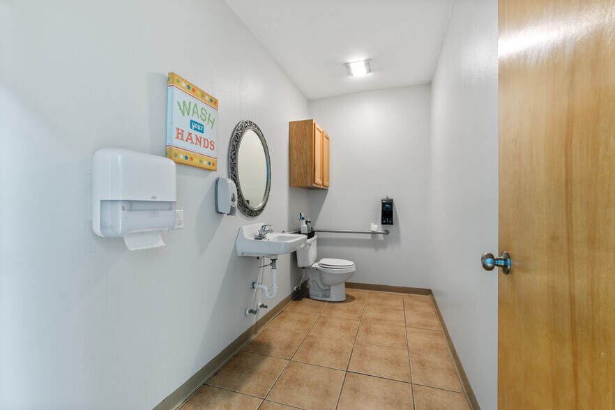 More Photos Of 185 Rebecca St, Gentry Office For Lease