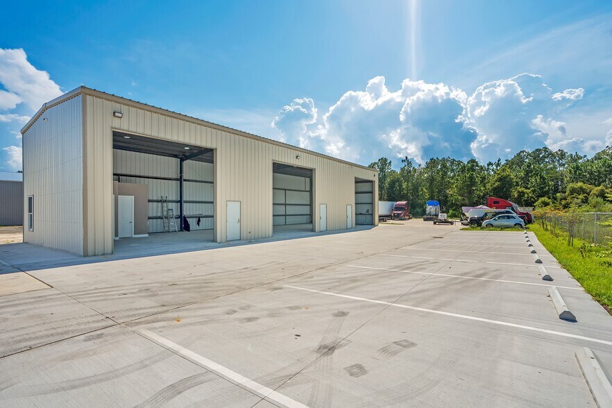 More Photos Of 3295 Steel Rail Dr, Bunnell Warehouse For Lease