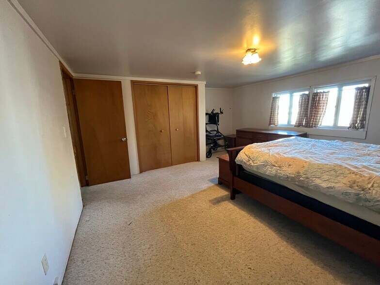 More Photos Of 1004 S Nordic Dr, Petersburg Hotel For Sale