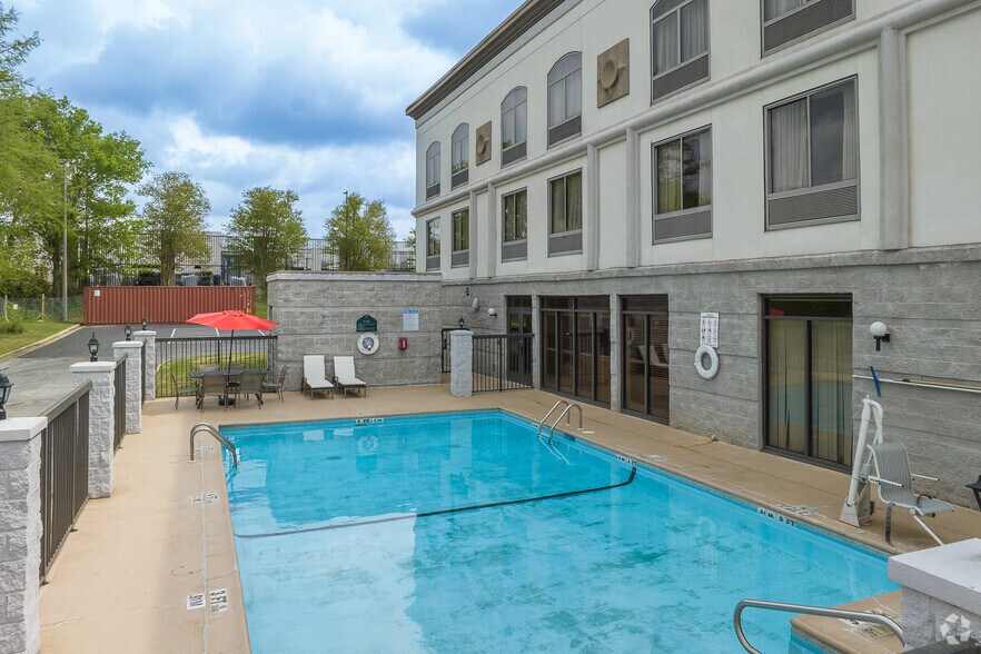 More Photos Of 2060 Eastern Blvd, Montgomery Hotel For Sale