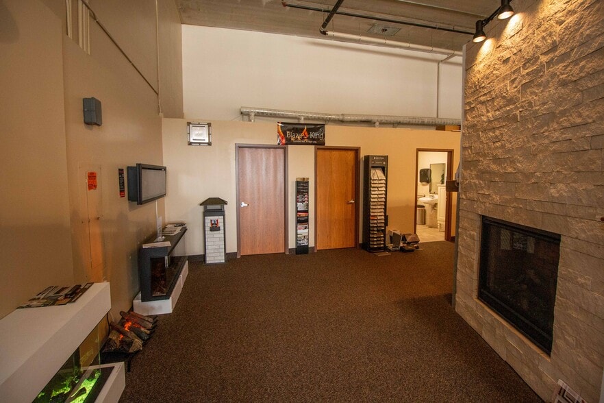 More Photos Of 7828 Hudson Rd, Woodbury Freestanding For Lease