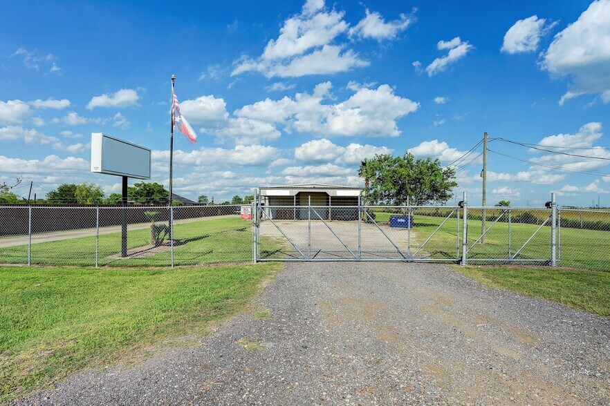 More Photos Of 15525B County Road 48, Rosharon Warehouse For Lease