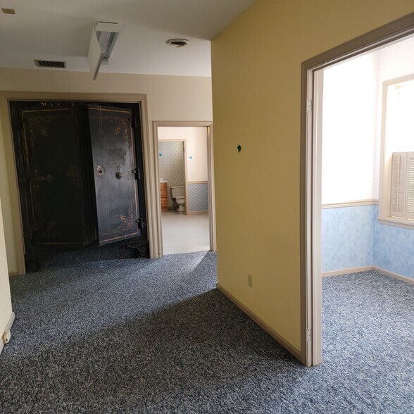 More Photos Of 600 Main St, Riverton Office For Sale