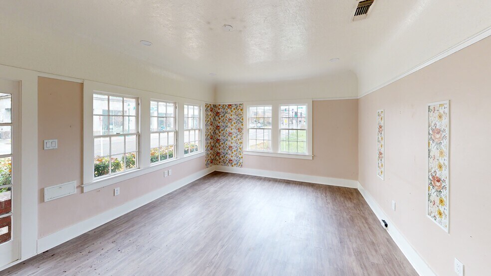 More Photos Of 411 Oak St, Roseville Office For Sale