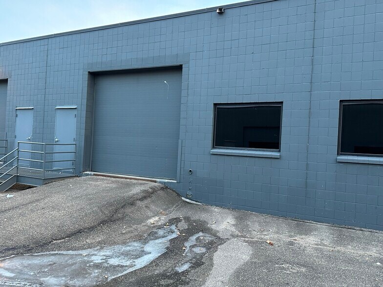 More Photos Of 425 Etna St, Saint Paul Light Manufacturing For Lease