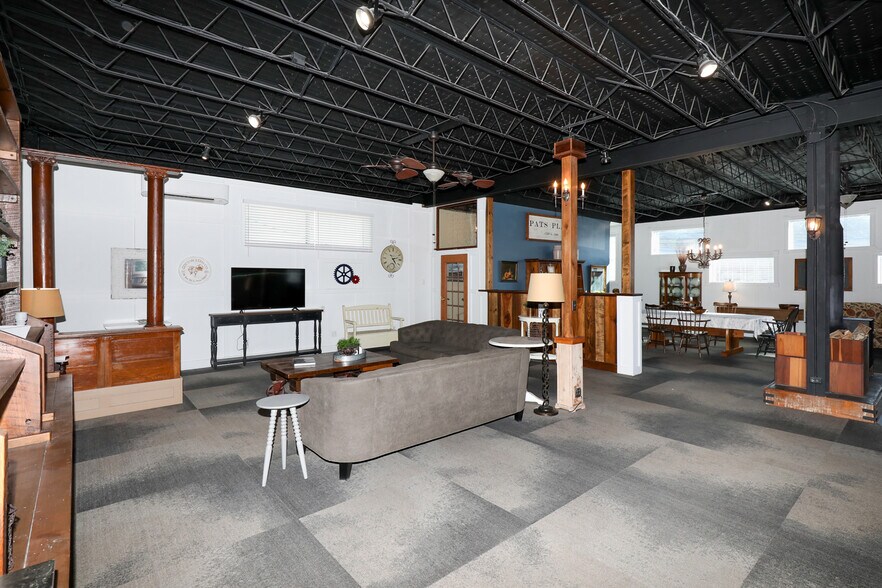 More Photos Of 18 W Currahee St, Toccoa Showroom For Sale
