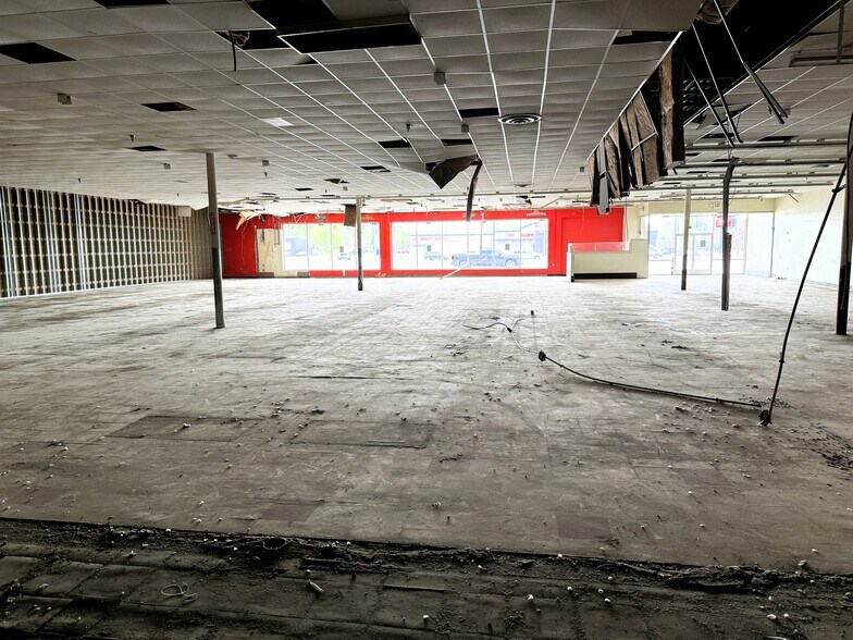 More Photos Of 11811 E 8 Mile Rd, Warren General Retail For Lease