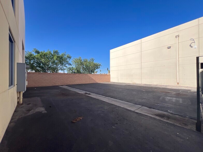 More Photos Of 4322 E Alexander Rd, Las Vegas Distribution For Lease