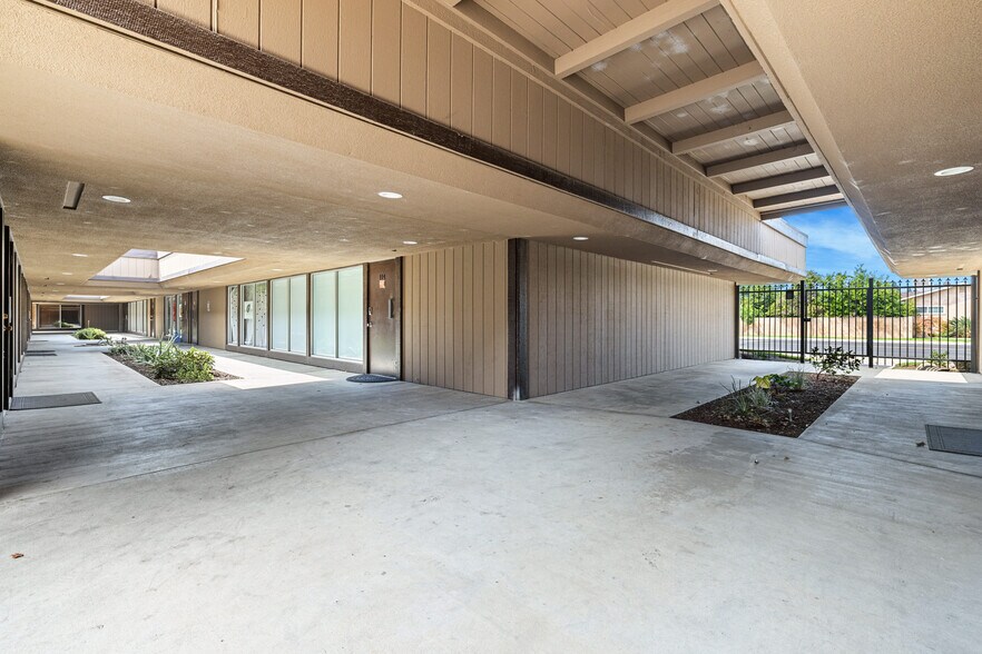 More Photos Of 1629 Pollasky Ave, Clovis Office For Sale