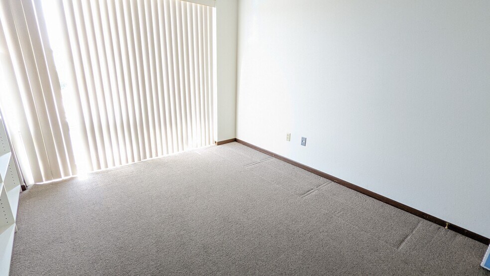 More Photos Of 8421 University Ave, Clive Office Residential For Lease