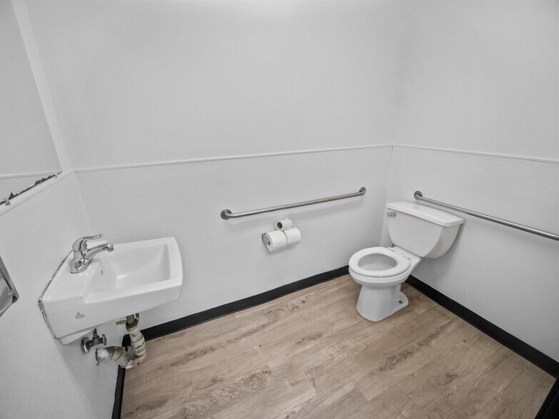 More Photos Of 1051 E Wardlow Rd, Long Beach Office For Sale