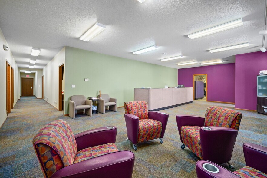 More Photos Of 1801 N 13th Ave E, Newton Flex For Lease