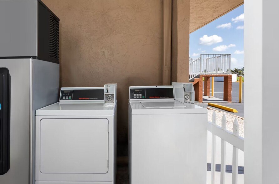 More Photos Of 1527 US Highway 441 SE, Okeechobee Hotel For Sale