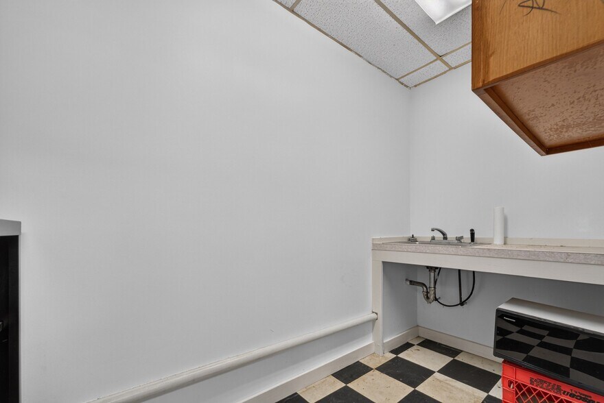 More Photos Of 1525 Parkway Ave, Trenton Manufacturing For Lease