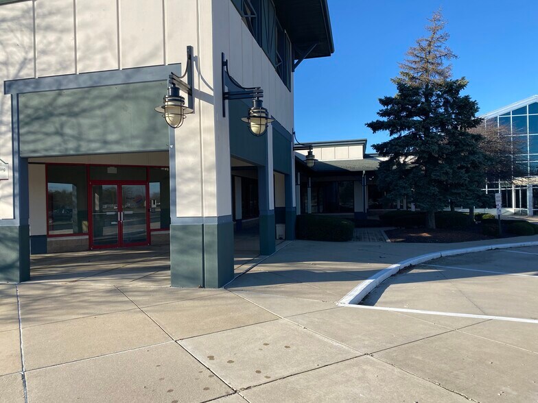 More Photos Of 9401 S Innovation Dr, Daleville Showroom For Lease