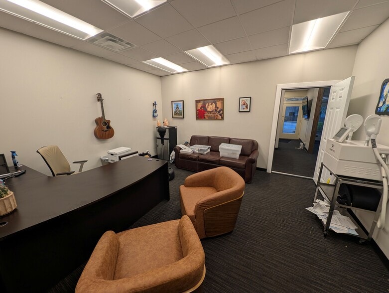 More Photos Of 7707-7709 Clayton Rd, Saint Louis Office For Lease