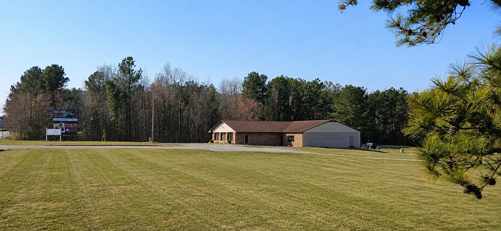 More Photos Of 302 W Colonial Trail Hwy, Blackstone Freestanding For Lease