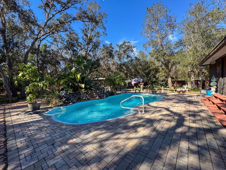 More Photos Of 15525 Shady Hills Rd, Spring Hill Restaurant For Sale