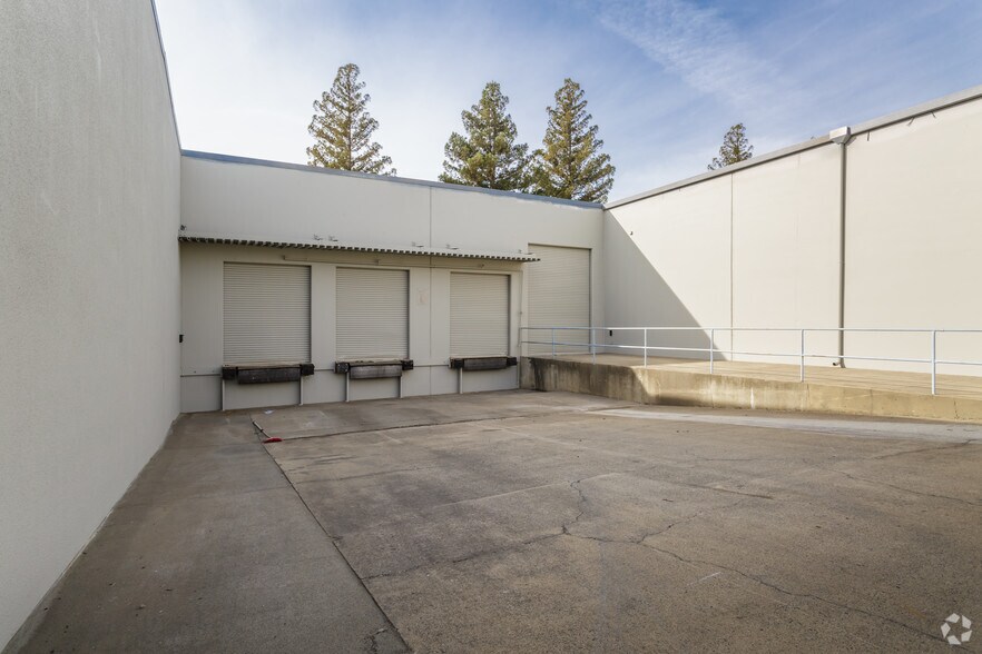 More Photos Of 8860 Fruitridge Rd, Sacramento Warehouse For Sale