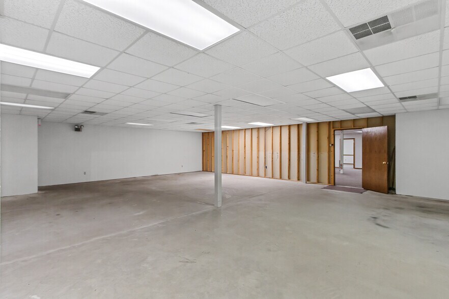 More Photos Of 115 E Conant St, Portage Office For Sale