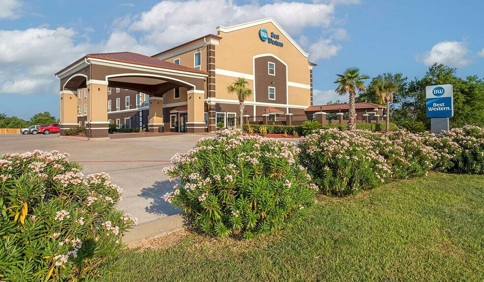 More Photos Of 320 Highway 146 N, Texas City Hotel For Sale