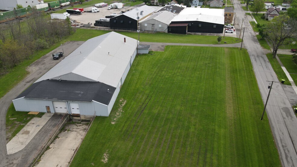 More Photos Of 221 W Cherry St, Butler Manufacturing For Sale