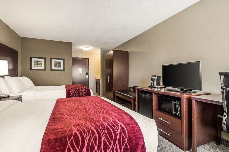 More Photos Of 120 W Stevenson Rd, Ottawa Hotel For Sale