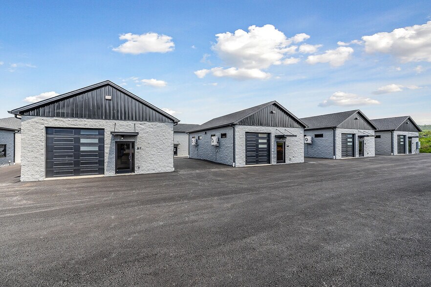 More Photos Of 240 Hub Circle, Cookeville Showroom For Lease