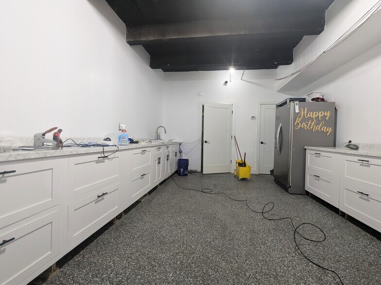 More Photos Of 179 N Main St, Freeport Storefront Retail Office For Lease