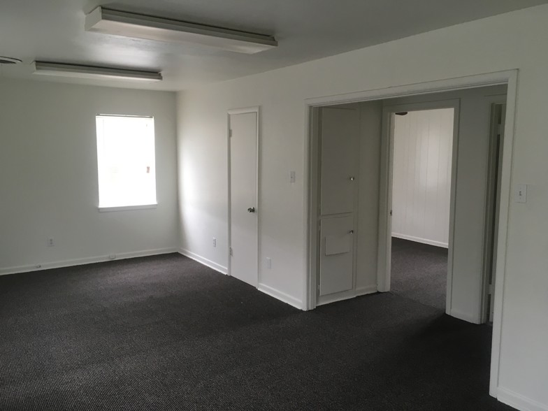 More Photos Of 1913 Hemlock Dr, Haltom City Office For Sale