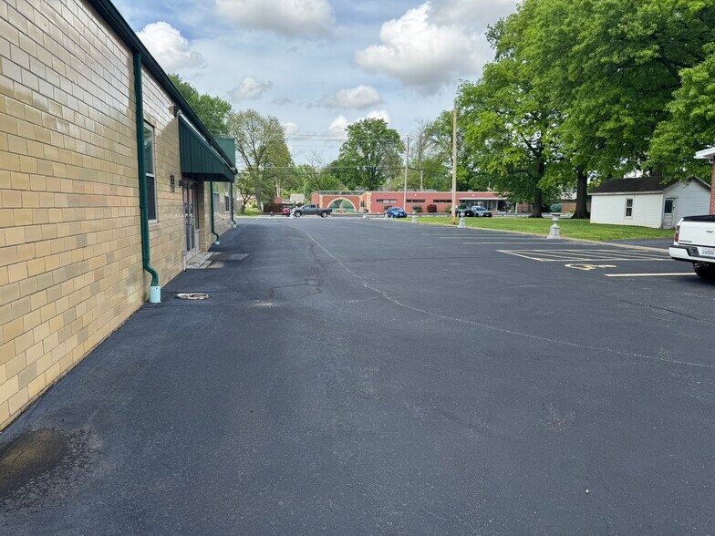 More Photos Of 35 W Main St, Mascoutah General Retail For Lease