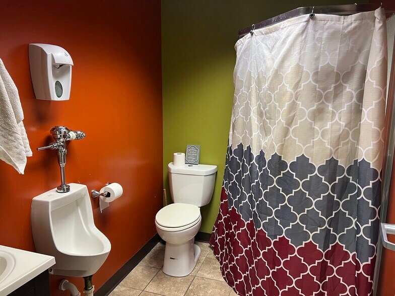 More Photos Of 1925 E Livingston Ave, Columbus Warehouse For Sale