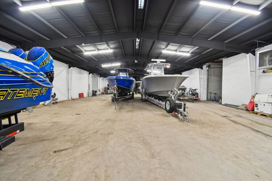 More Photos Of 13195 49th St N, Clearwater Warehouse For Lease