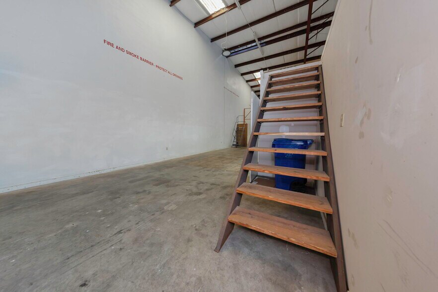 More Photos Of 565 Frederica Ln, Dunedin Warehouse For Lease