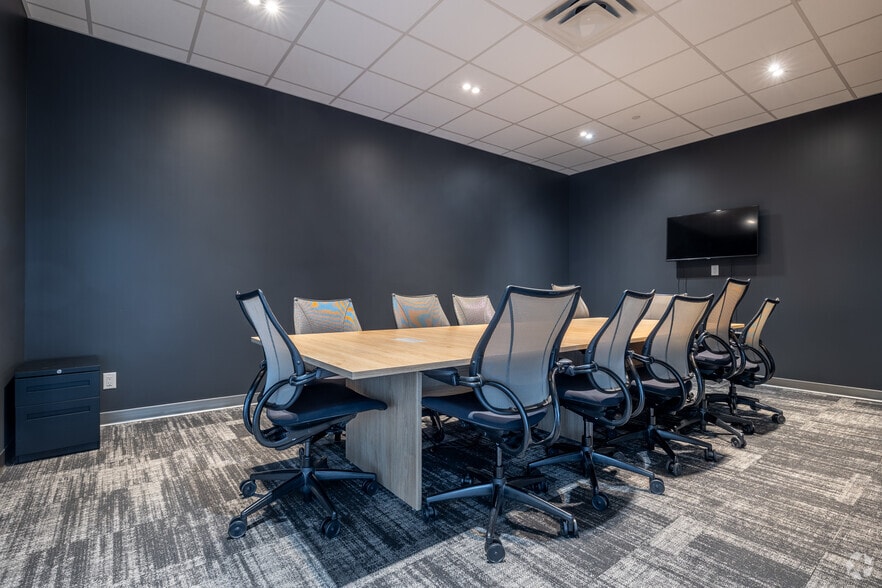 More Photos Of 4700-4762 Louis-B.-Mayer Rue, Laval Showroom For Sale