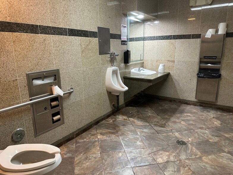 More Photos Of 9020 Long Beach Blvd, South Gate Light Manufacturing For Lease