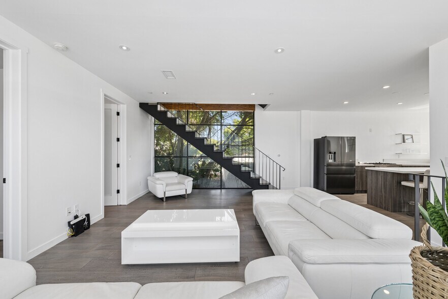 More Photos Of 1317 Cabrillo Ave, Venice Flex For Sale