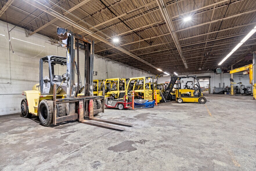 More Photos Of 60 Williams St, Grand River Warehouse For Sale