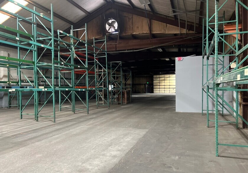 More Photos Of 4205 Pinemont Dr, Houston Warehouse For Lease