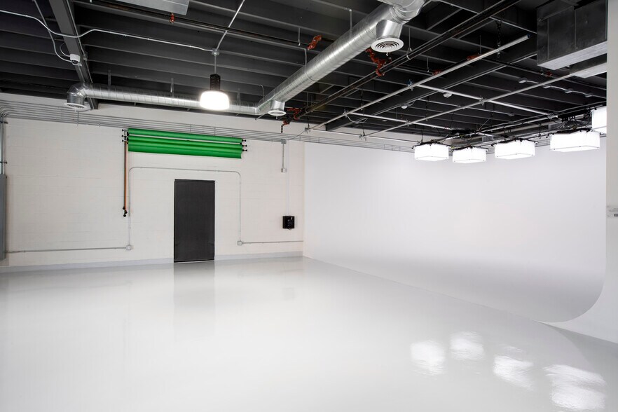 More Photos Of 10824 Burbank Blvd, North Hollywood Warehouse For Lease