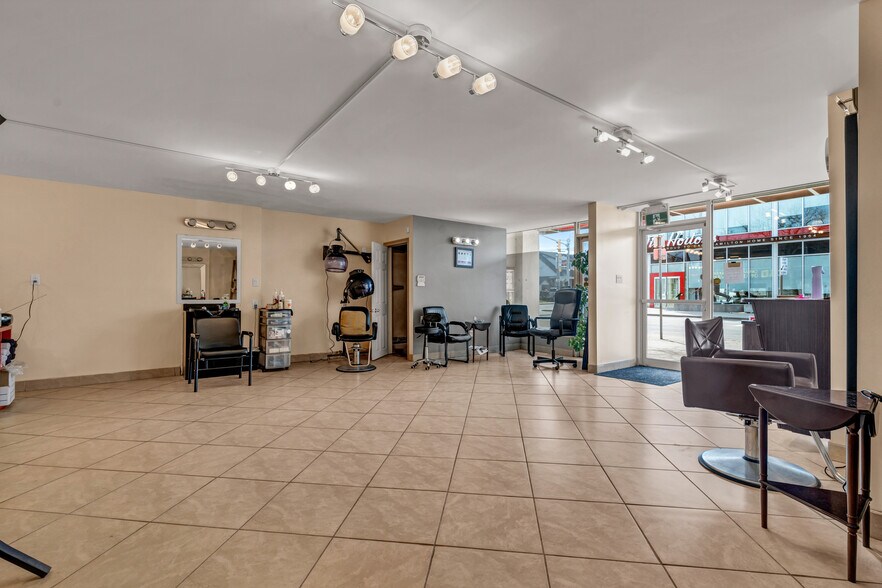 More Photos Of 70 Ottawa St N, Hamilton Storefront Retail Residential For Lease