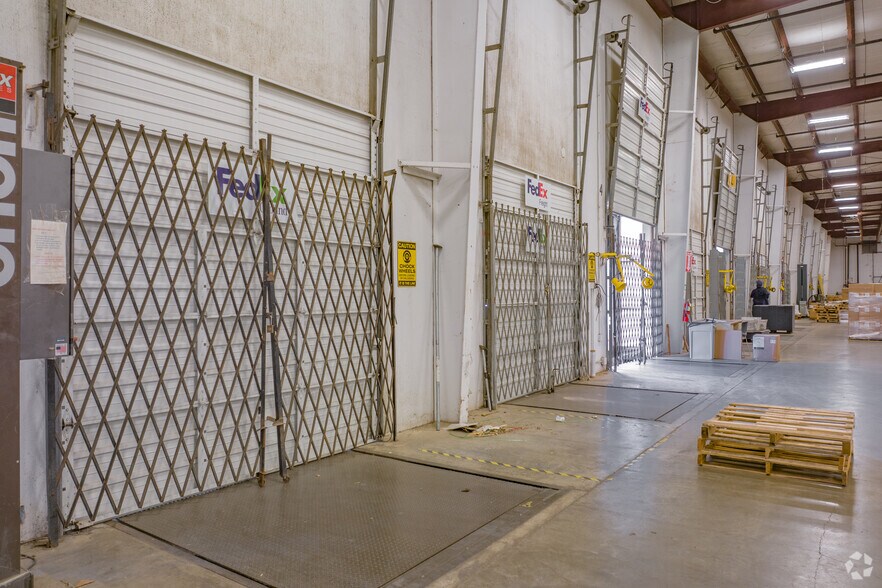 More Photos Of 3630 Raines Rd E, Memphis Distribution For Lease