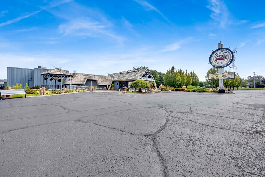 More Photos Of 890 E US Highway 45, Mundelein Freestanding For Sale