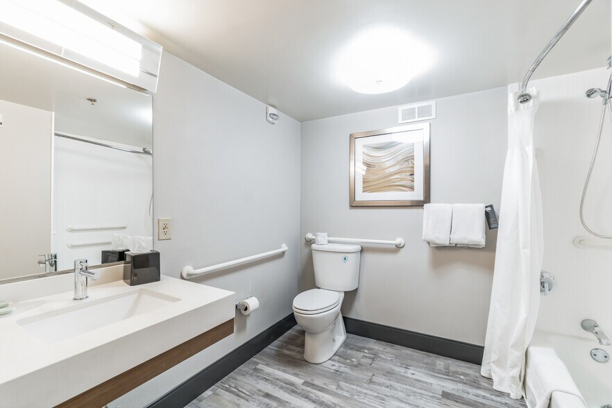 More Photos Of 1917 Coliseum Dr, Hampton Hotel For Sale