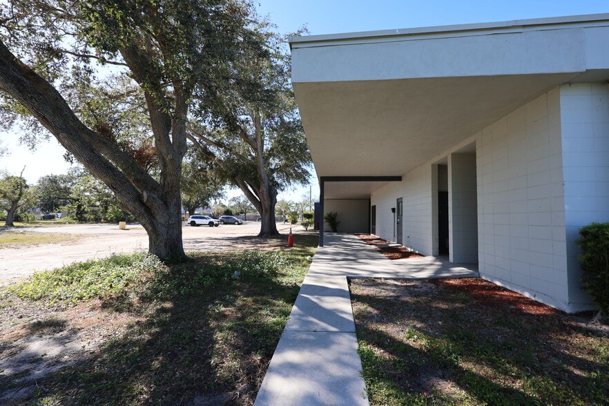 More Photos Of 3005 S Tuttle Ave, Sarasota Religious Facility For Sale