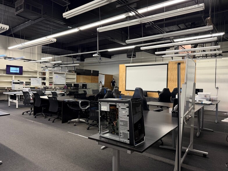 More Photos Of 7700-7704 Kester Ave, Van Nuys Warehouse For Lease