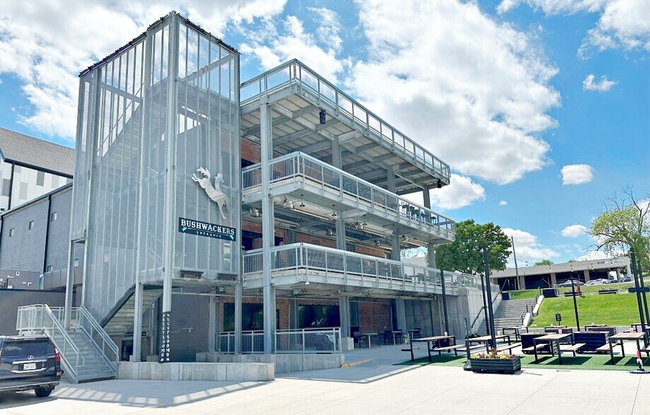 More Photos Of 7401 Main St, Omaha Showroom For Lease