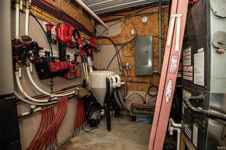 More Photos Of 433 S Hickory Corner Rd, Vincennes Veterinarian Kennel For Sale